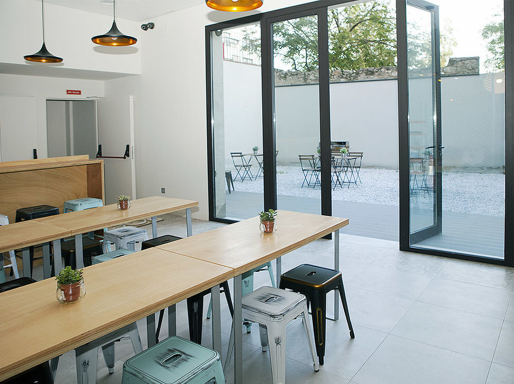 Meeting Point Hostal *