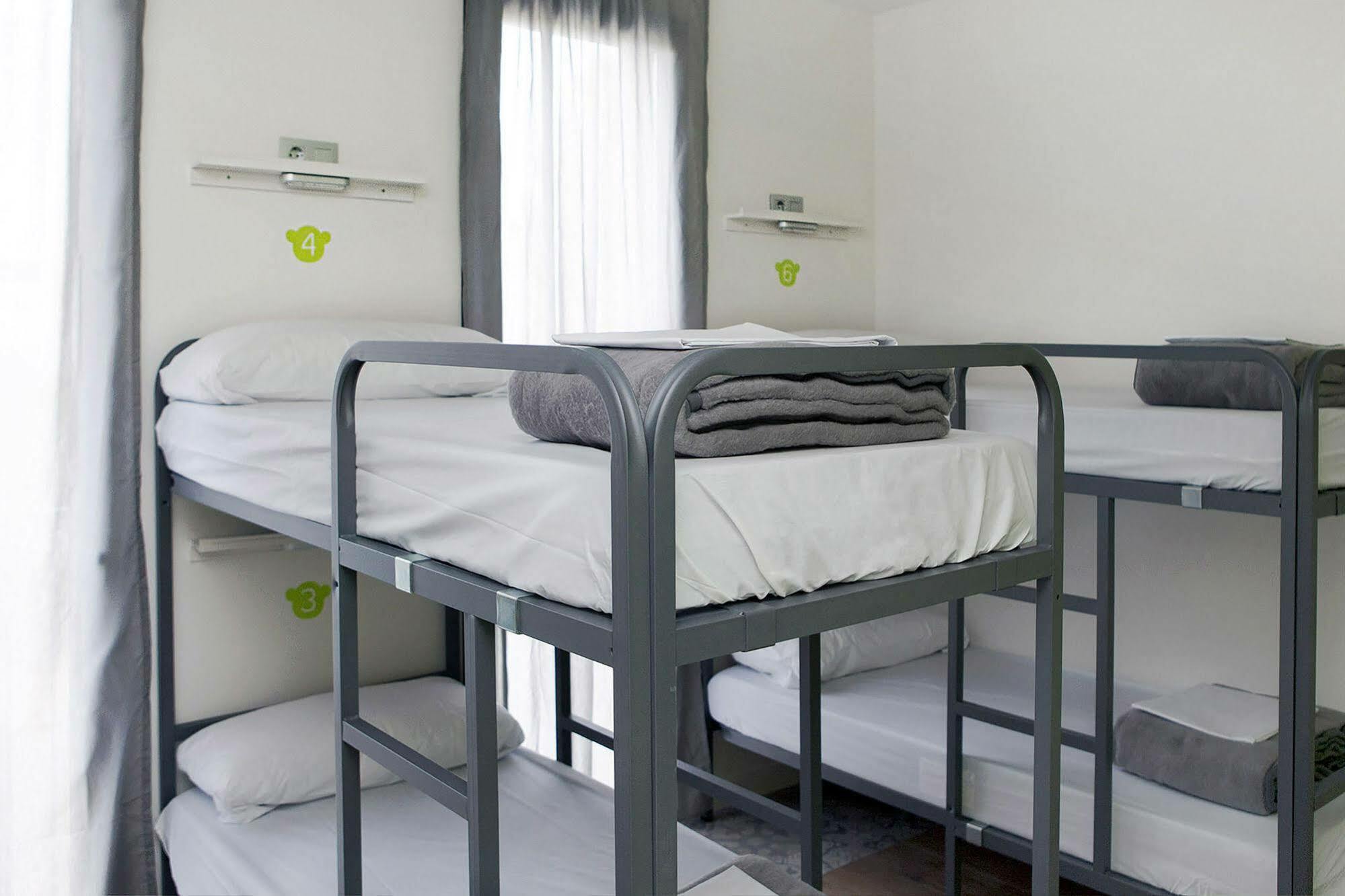 Meeting Point Hostal *